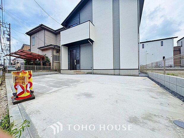ゆったりとした駐車スペースを確保いたしましたので、大きめのお車でも駐車可能です。