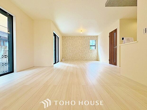 光が注がれる青い空から鮮やかに赤色にゆっくりと染まる。そんな優しい時間がここでは流れてゆく。