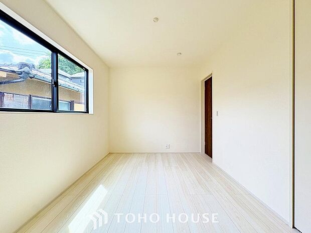 居室にはクローゼットを完備し、自由度の高い家具の配置が叶うシンプルな空間です。