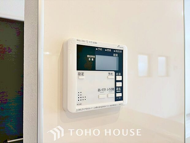 お風呂場と台所に操作リモコンが設置され、給湯リモコンは家事の最中でもボタン一つで簡単に沸かせます。