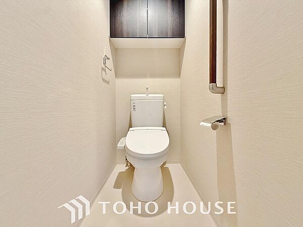 十分な広さと清潔感のあるカラーで纏まったおトイレ。時間に余裕とゆとりを持たせます。