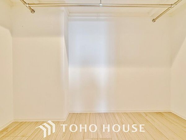 奥行きあるクローゼットを採用。衣装ケースや、掃除機といった物を収納できるような造りになっております。