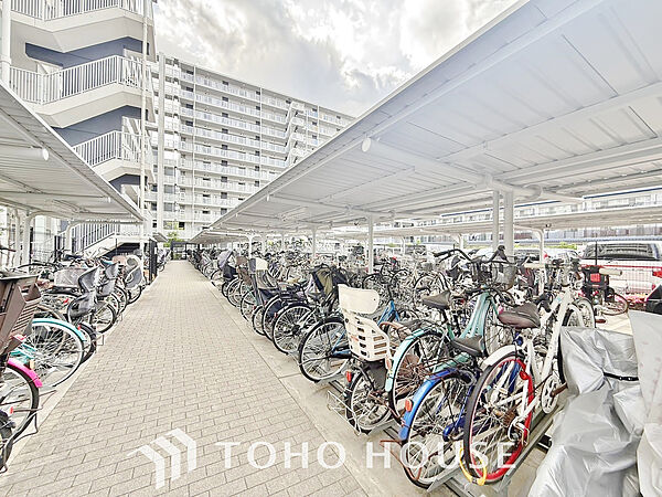 広さがしっかり確保された敷地内駐輪場。かさ張る自転車も安心して停めることができます。