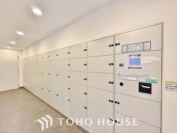 宅配ボックスは留守中でも宅配便の荷物が受け取れる為昼間の受け取りが困難な共働き世帯に需要が高い設備。