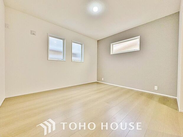 シンプルなお部屋は家具やファブリックが合わせやすいです。季節毎に模様替えをするのもいいですね。