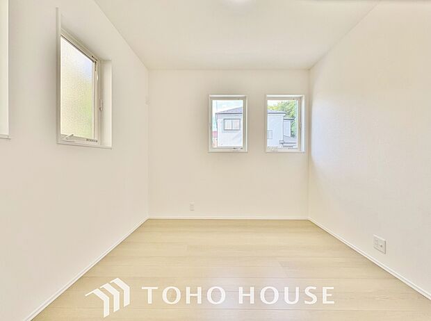 床をフローリングにすることで、お洒落かつ木目の温かみを感じる落ち着いた空間へと仕上げる事ができます。