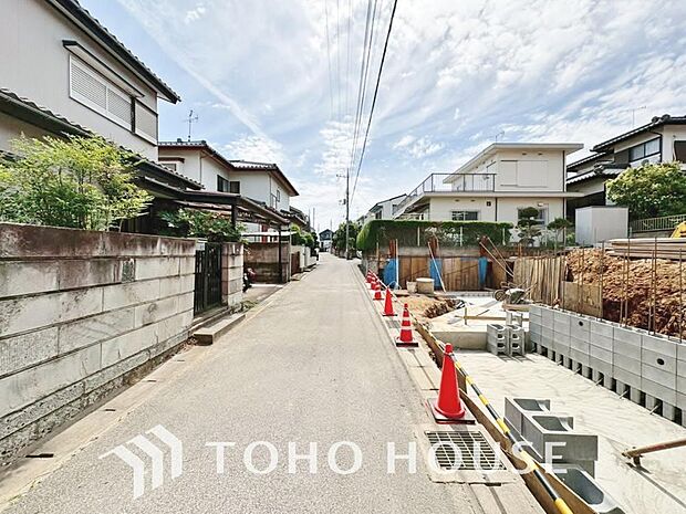 街並みの風景に包み込まれながら、瀟洒な印象も湛えて佇みます。