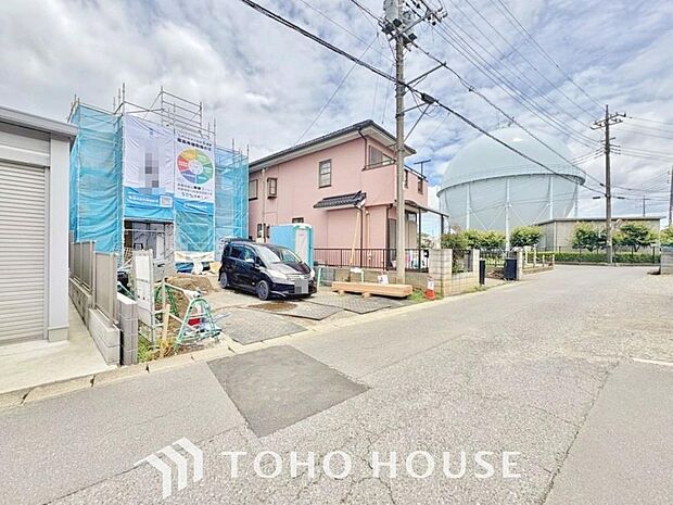 街並みの風景に包み込まれながら、瀟洒な印象も湛えて佇む邸宅を建築いたします。