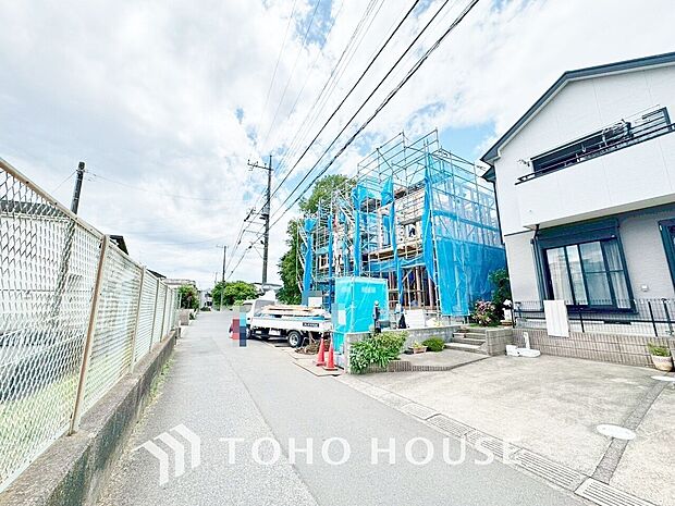 街並みの風景に包み込まれながら、瀟洒な印象も湛えて佇む邸宅を建築いたします。