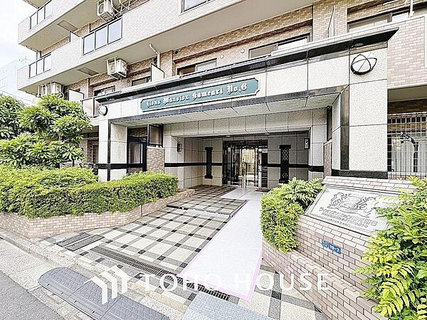 ここに住まわれる人にだけに許された専用のエントランス。ゆったりとした休息と癒しを提供してくれます。