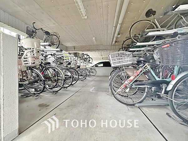 広さがしっかり確保された敷地内駐輪場。かさ張る自転車も安心して停めることができます。