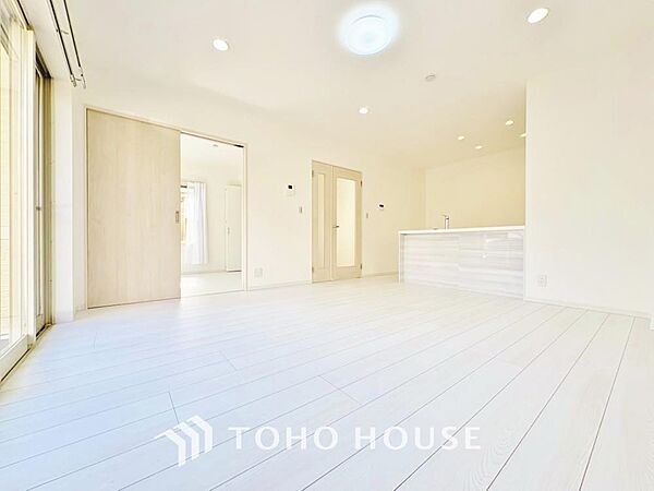 光が注がれる青い空から鮮やかに赤色にゆっくりと染まる。そんな優しい時間がここでは流れてゆく。