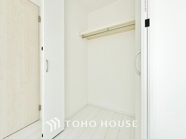 収納は家具の配置にも困らない設計がされており、採光と室内のバランスが絶妙です。