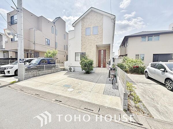 街並みの風景に包み込まれながら、瀟洒な印象も湛えて佇みます。
