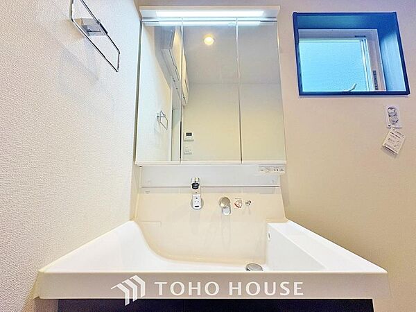 手で洗いたい大切な服など、広く使えると助かる洗面台は汚れの付きにくい形状と素材で造られております。