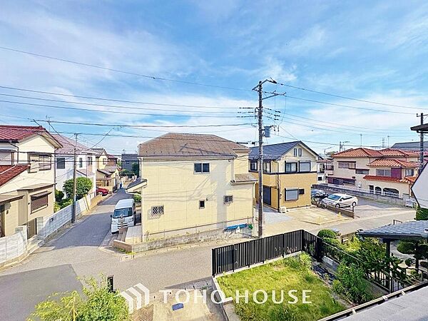 星空が地上に映りこむかのような夜景のきらめきまで、この街ならではの美しい風景の物語が室内に展開。
