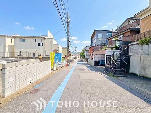 街並みの風景に包み込まれながら、瀟洒な印象も湛えて佇みます。