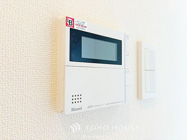 お風呂場と台所に操作リモコンがあり、キッチン近くにある給湯リモコンは、お料理の最中でもリビングで寛いでいるなかでもボタン一つで簡単に沸かせて便利ですね。