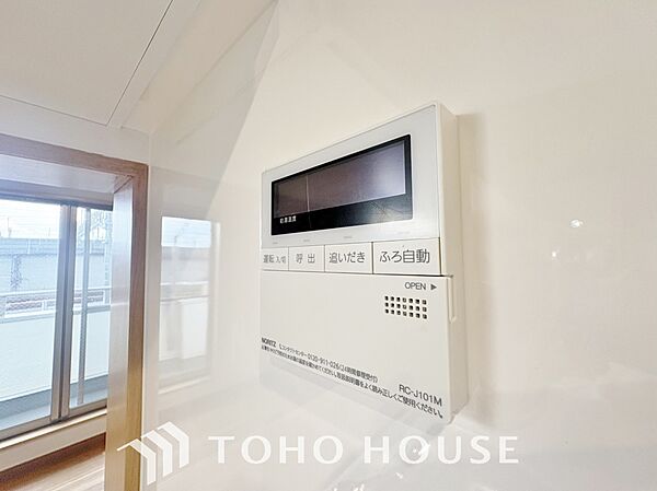 お風呂場と台所に操作リモコンが設置され、給湯リモコンは家事の最中でもボタン一つで簡単に沸かせます。