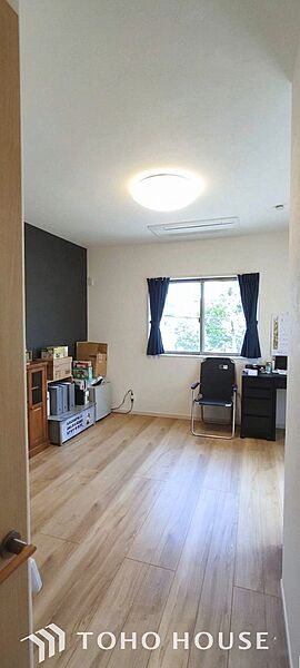 居室にはアクセントクロスを使用し、好みの家具を配置し、よりデザイン性に溢れた空間へ。