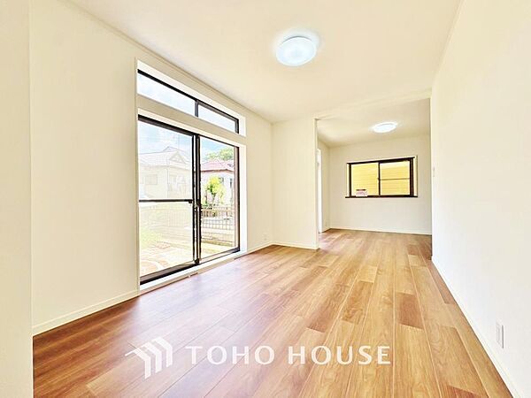 光が注がれる青い空から鮮やかに赤色にゆっくりと染まる。そんな優しい時間がここでは流れてゆく。