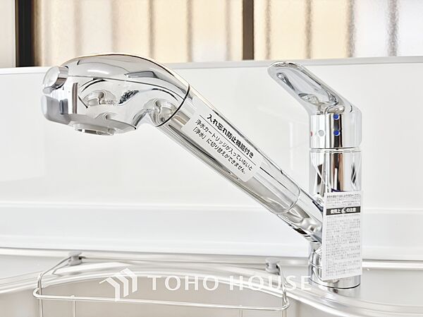 ワンタッチで浄水と原水と切り替えできる、見た目にもスマートな浄水器一体型の水栓。