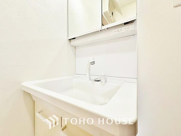 手で洗いたい大切な服など、広く使えると助かる洗面台は汚れの付きにくい形状と素材で造られております。