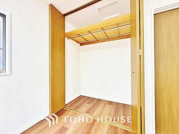 奥行きあるクローゼットを採用。衣装ケースや、掃除機といった物を収納できるような造りになっております。