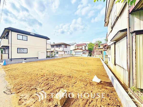 周辺に建ち並ぶ邸宅も、それぞれに個性がありながらも全体的に瀟洒な雰囲気を醸し出している邸宅街の一角。