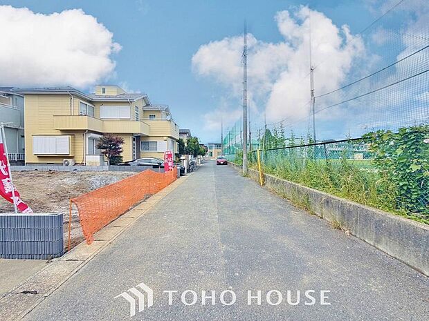 周辺に建ち並ぶ邸宅も、それぞれに個性がありながらも全体的に瀟洒な雰囲気を醸し出している邸宅街の一角。