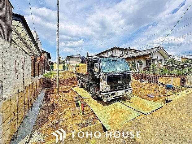 周辺環境とのコラボレーションにより明るく開放的な空間を演出しております。
