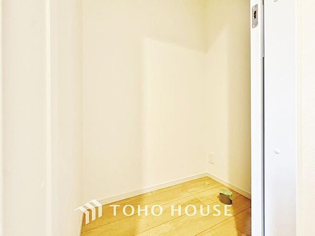 (※トイレ便座設置中)白で統一された清潔感のある空間です。もちろん温水洗浄機能付きです。