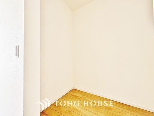 たっぷりと荷物が入るウォークインクローゼット。ぜひ現地で広さを確かめてください。