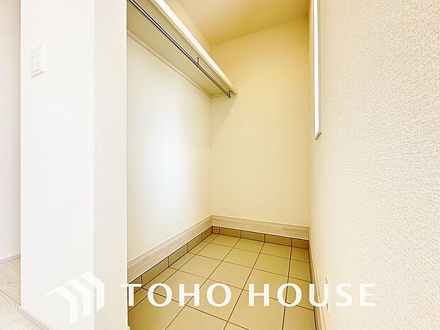 土足のまま入れるので、ゴルフバックなどがそのまま収納可能。散らかりがちな玄関をすっきりと保てます。