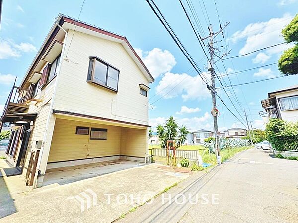 街並みの風景に包み込まれながら、瀟洒な印象も湛えて佇みます。