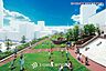 その他：開放感あふれる敷地内公園。マンション内という安心の環境で子どもたちがのびのびと遊べる、子育て家族に嬉しい憩いの空間。