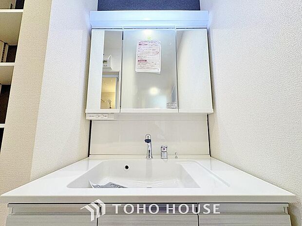 手で洗いたい大切な服など、広く使えると助かる洗面台は汚れの付きにくい形状と素材で造られております。