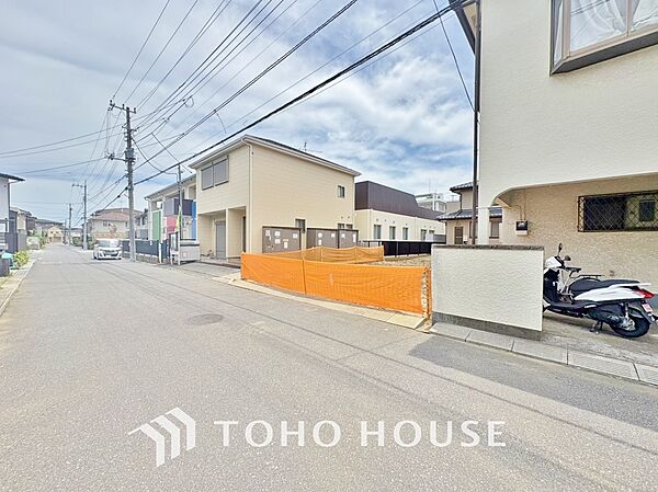 街並みの風景に包み込まれながら、瀟洒な印象も湛えて佇みます。