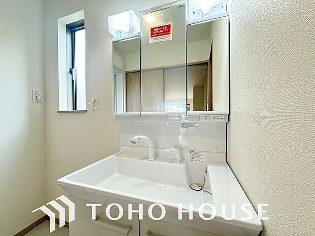 手で洗いたい大切な服など、広く使えると助かる洗面台は汚れの付きにくい形状と素材で造られております。