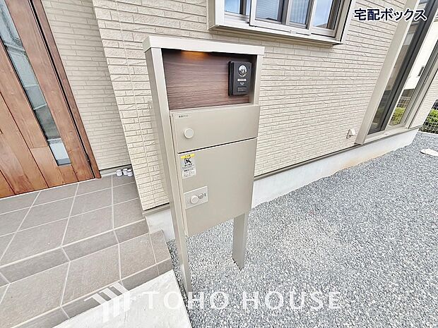 宅配ボックスは留守中でも宅配便の荷物が受け取れる為昼間の受け取りが困難な共働き世帯に需要が高い設備。