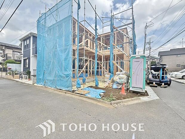 街並みの風景に包み込まれながら、瀟洒な印象も湛えて佇みます。
