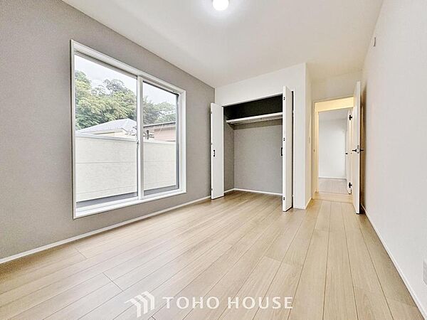 床とクロスの色をシンプルにし、疲れた日でも安らげる空間へ。帰宅する喜びのあるお部屋となるように。
