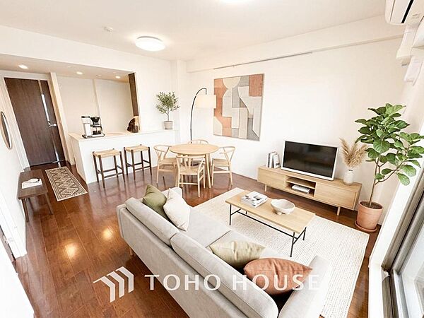 (※家具AI生成)家族皆が集まる場所だからこそ、一番明るく使い勝手のいい空間に仕上げております。