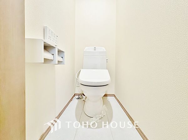 十分な広さと清潔感のあるカラーで纏まったおトイレ。時間に余裕とゆとりを持たせます。