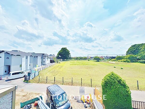 星空が地上に映りこむかのような夜景のきらめきまで、この街ならではの美しい風景の物語が室内に展開。