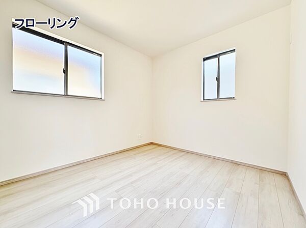 床をフローリングにすることで、お洒落かつ木目の温かみを感じる落ち着いた空間へと仕上げる事ができます。