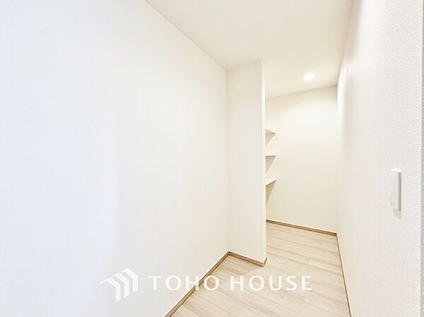 広々としたフリーコーナーはパントリーとしてもお使いいただけるスペースとなっております。