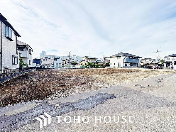 街並みの風景に包み込まれながら、瀟洒な印象も湛えて佇みます。