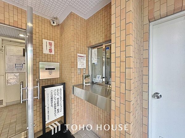 マンション内の受付は管理人が待機したり、マンションの関係書類や清掃道具を保管したりします。受付がいると防犯面でも安心です。