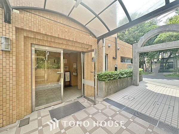 ここに住まわれる人にだけに許された専用のエントランス。管理体制がしっかりしておりますので、清掃が行き届いており、キレイな状態が保たれております。